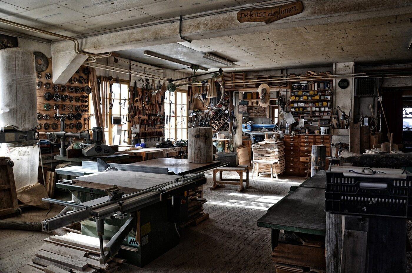Alte Schreinerwerkstatt mit Maschinen und Werkbänken