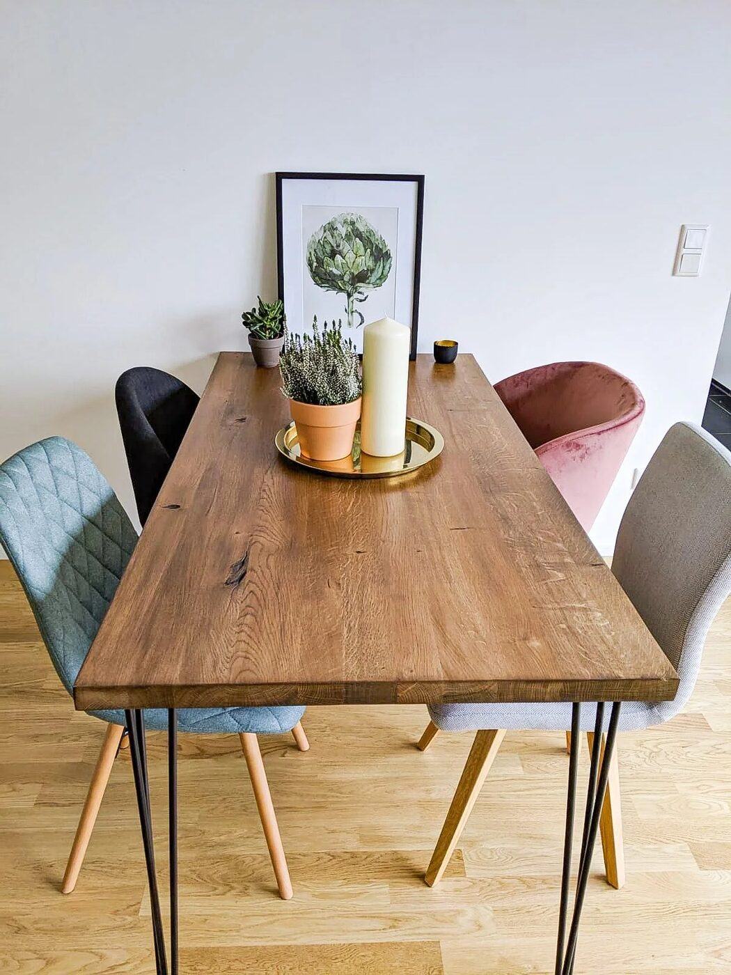 Eichentisch mit Hairpin-Beinen und Kerze im hellen Esszimmer