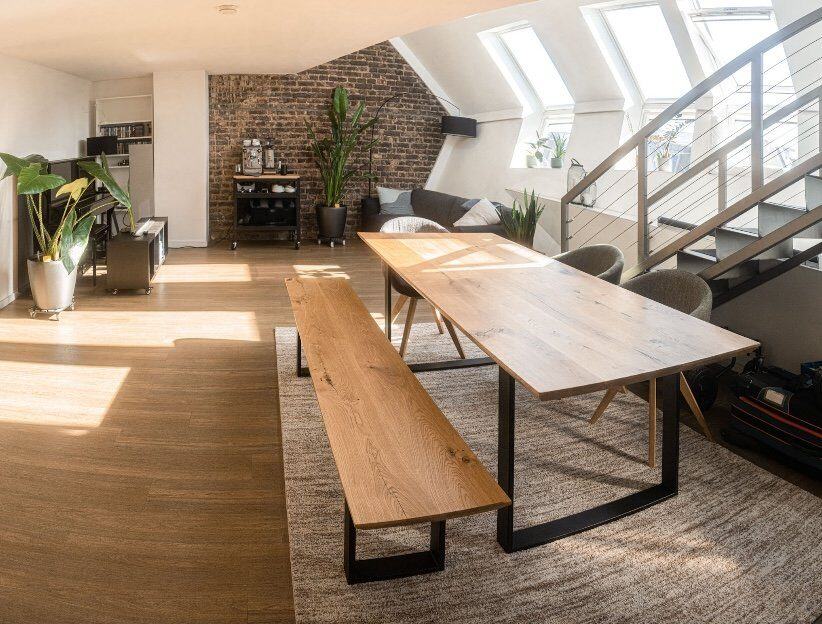 Loft mit Esstisch unter dem Dachfenster