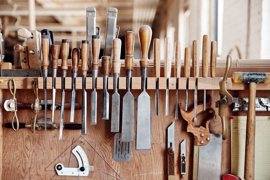 Werkzeugwand in der Werkstatt: Stechbeitel, Sägen und Handhobel