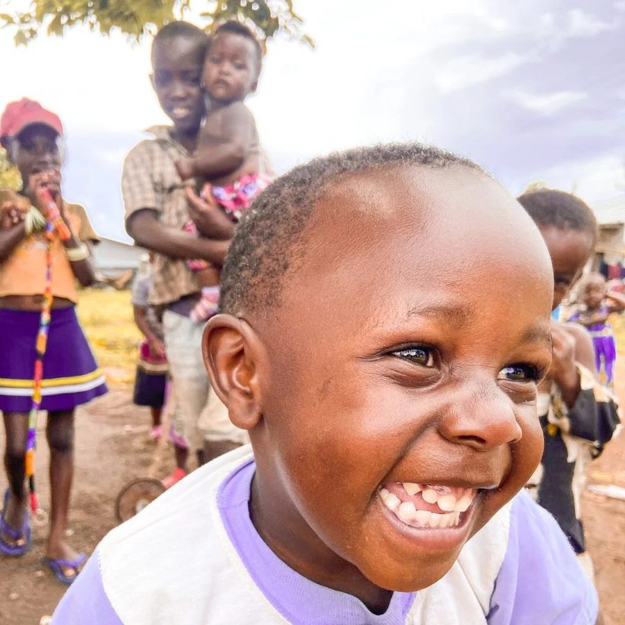 Lachendes Kind im Kindergarten in Mityana