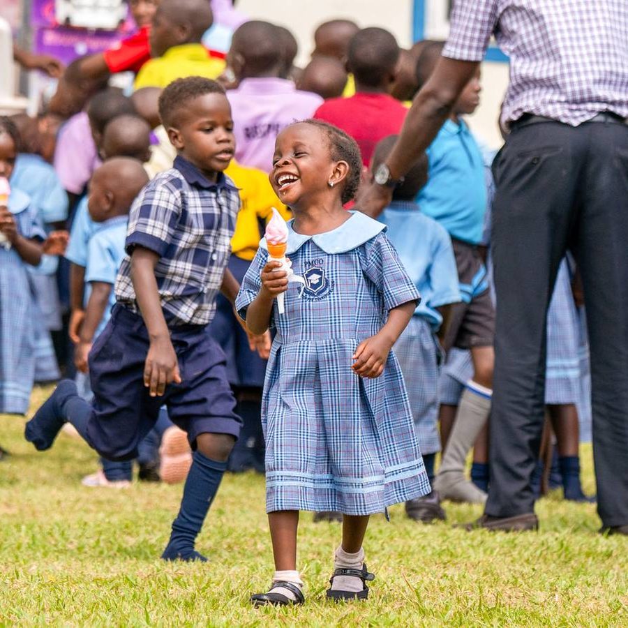 Kinder vor dem Kindergarten in Mityana