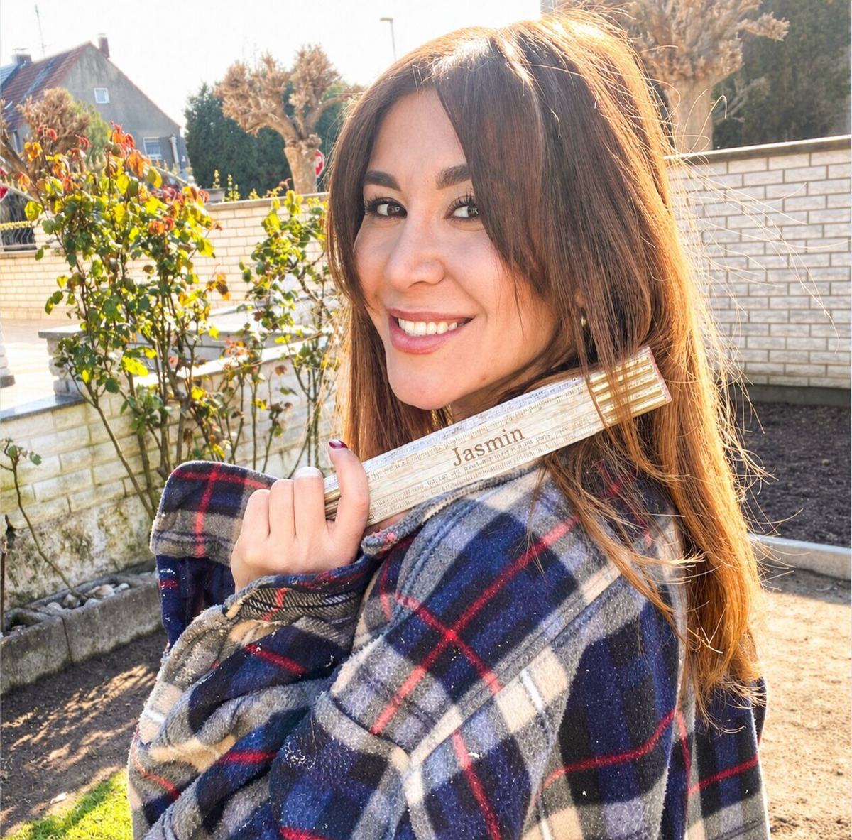 Jasmin Kasapoglu, Gründerin von Woodpulse, mit einem Zollstock über der Schulter